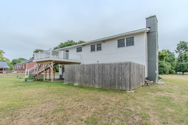 Building Photo - 102 Pine Dr