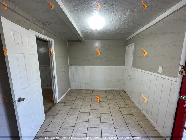 Building Photo - Spacious & Unique! 3 Bed, 1 Bath Home with Bonus Space for Rent