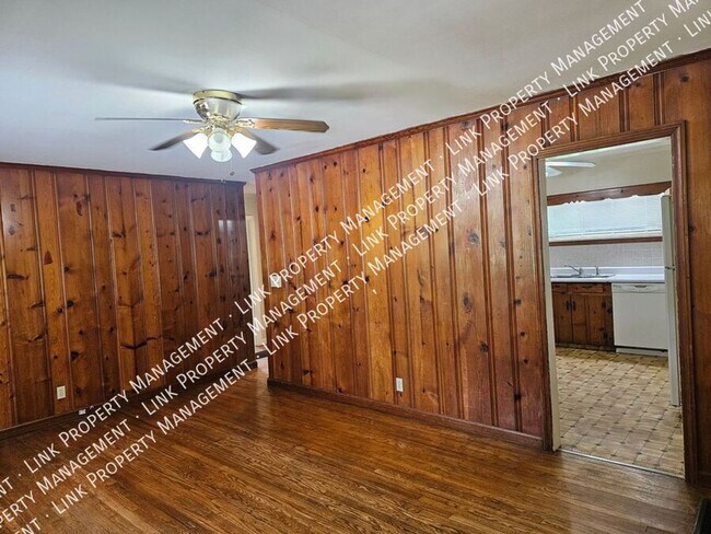Building Photo - Don't Miss this Charming 2 bedroom with Ga...
