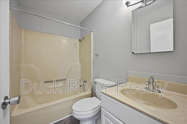 Building Photo - 525 Woods Dr