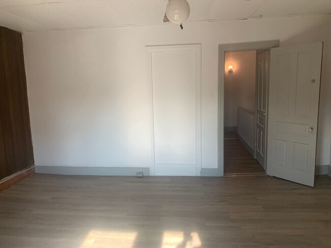 Building Photo - 3 Bedroom 1 Bath 2nd/3rd Floor Apartment-Y...