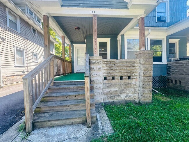 Building Photo - 142-144-144 Burrows St