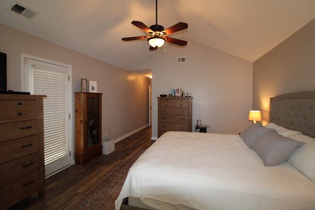 Building Photo - 1425 Mayfield Dr