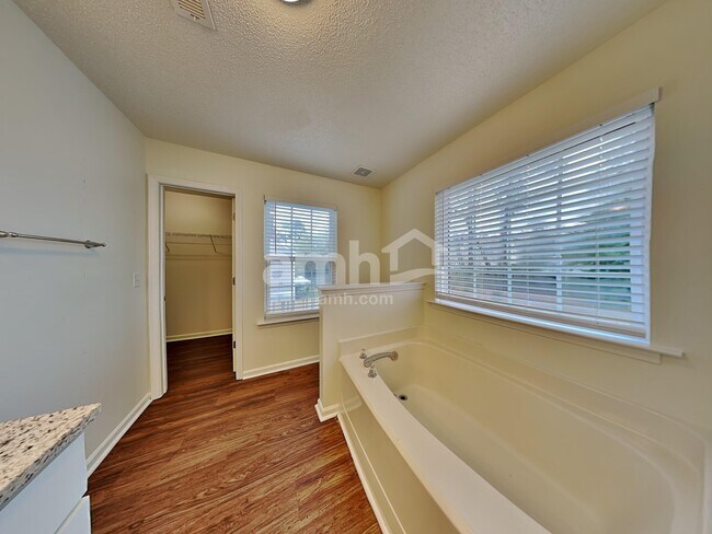 Building Photo - 520 Dogwood Creek Pl