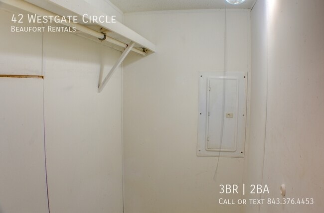 Building Photo - 42 Westgate Cir