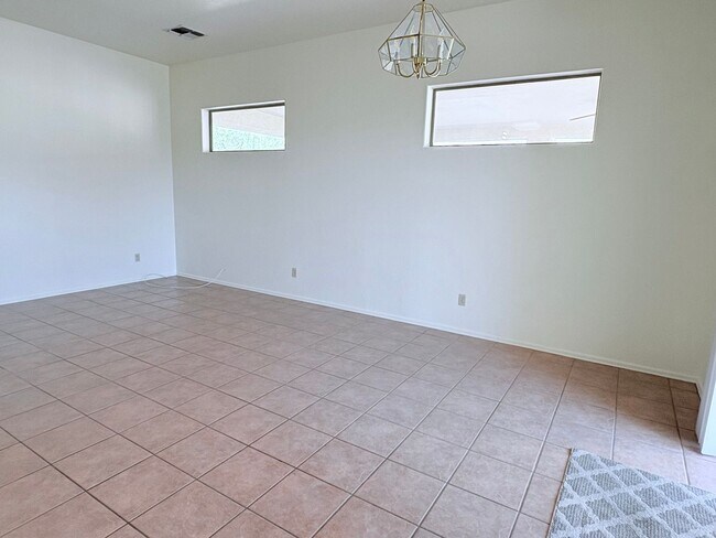 Building Photo - *AVAILABLE NOW* Gorgeous 3 bed/2 bath home in private gated Tanque Verde community!!!