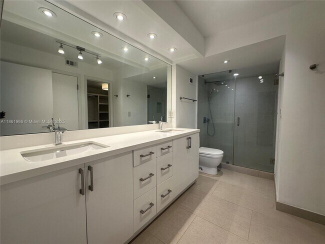Building Photo - 1121 Crandon Blvd