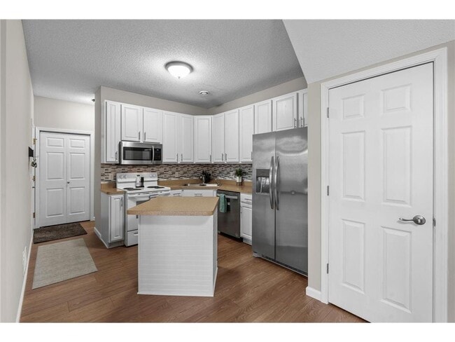 Building Photo - 2504 Country View Dr