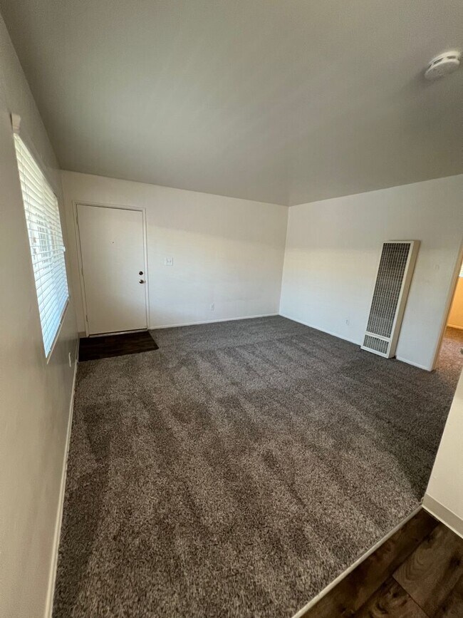 Building Photo - 1/2 Off 1st Month's Rent!!