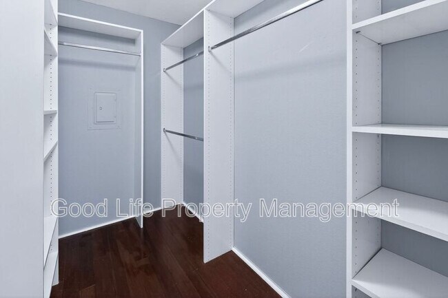 Building Photo - 2564 Navarra Dr