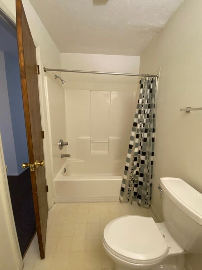 Building Photo - Northside Bloomington 3BR/2.5BA Townhome