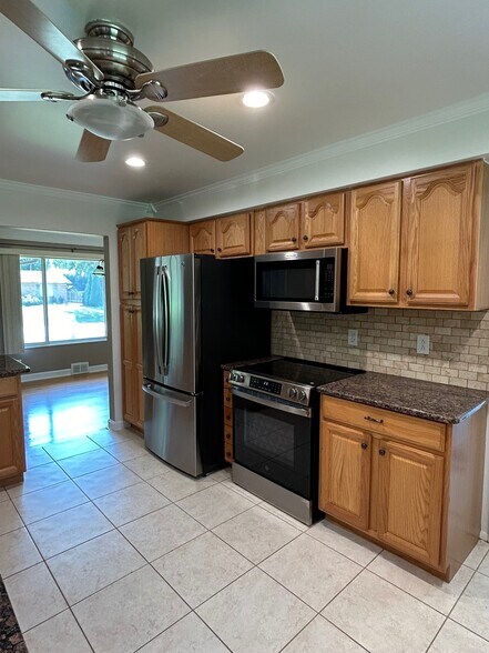 Kitchen - 2558 Avonhurst Dr