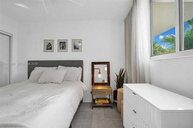 Building Photo - 1605 Bay Rd