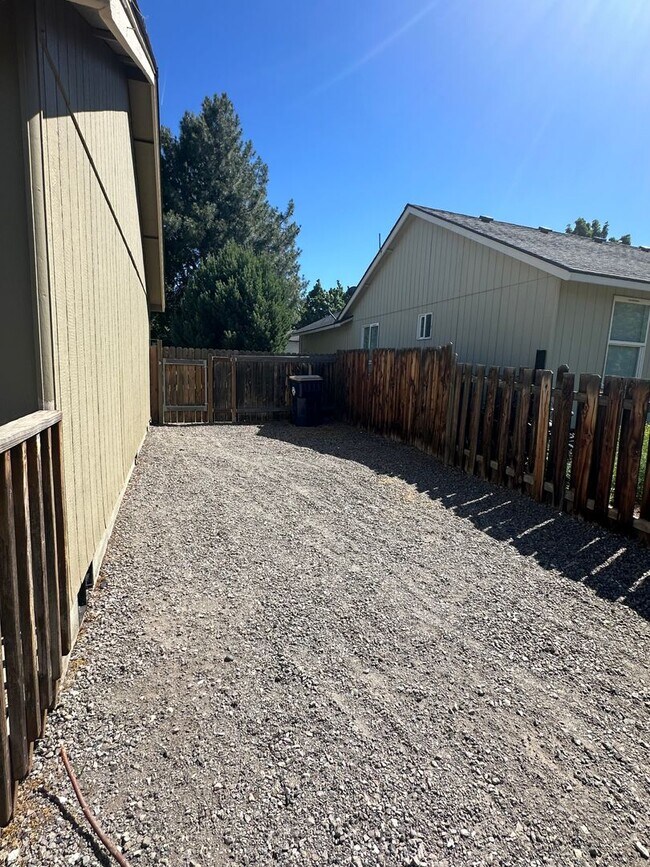 Building Photo - Cozy 3 Bed 2 Bath Home in SW Redmond!