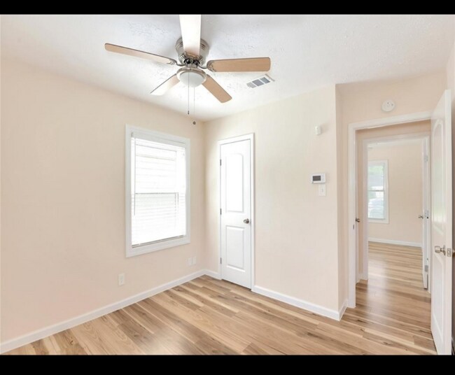 Building Photo - 5005 Holloway Dr