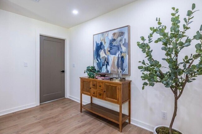 Building Photo - STUNNING RENOVATION! Modern 3BR/2BA Ranch in Sought-After Location!