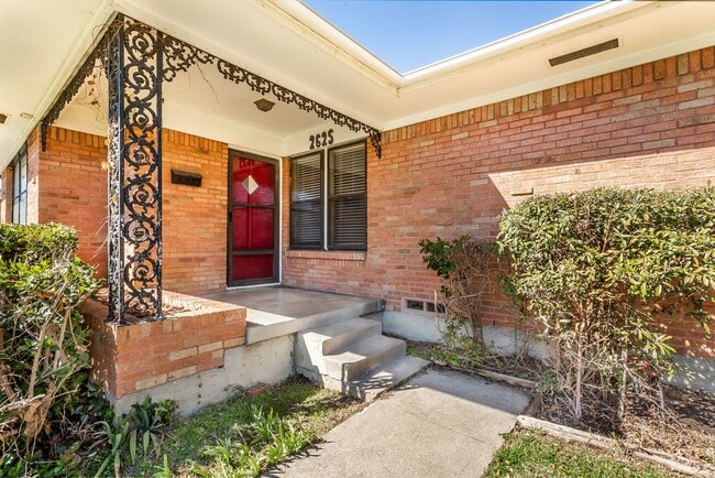 Building Photo - 3-bedroom, 2-bath home with 2-car garage in Casa View