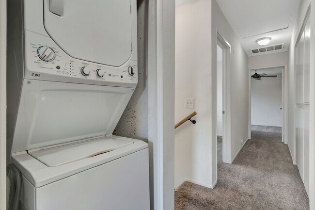 Building Photo - Thousand Oaks- Three Bedroom Condo