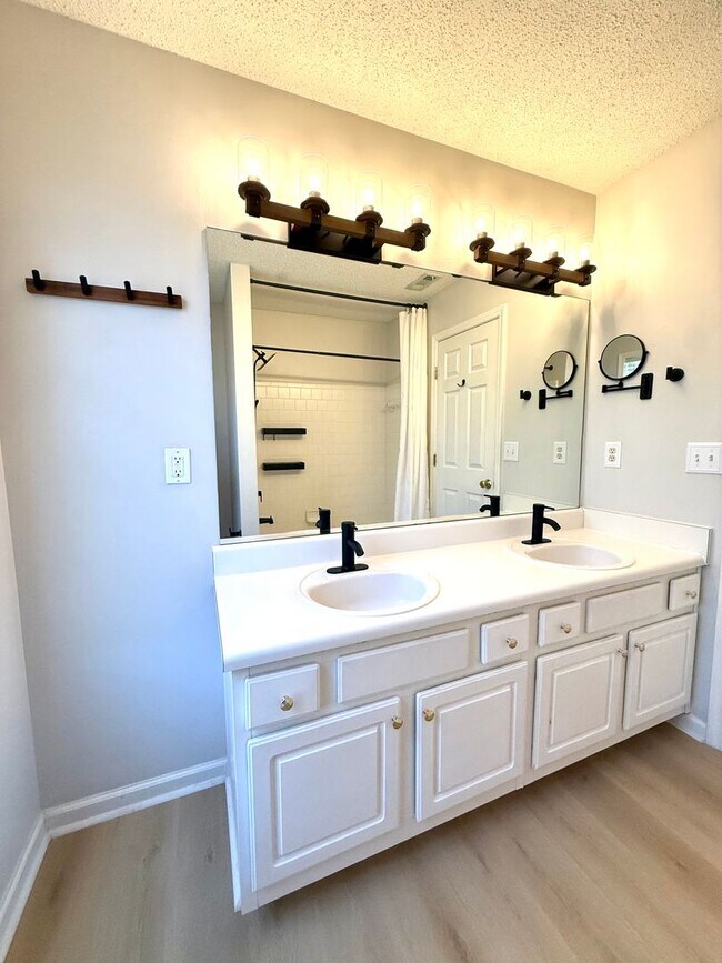 Building Photo - LOCATION!  Close to the outlet Malls and D...