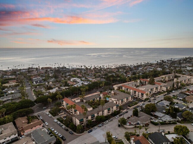 Building Photo - 6333 La Jolla Blvd