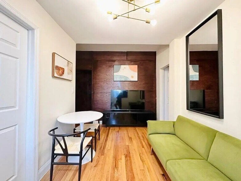 Building Photo - Furnished room/NOT APARTMENT