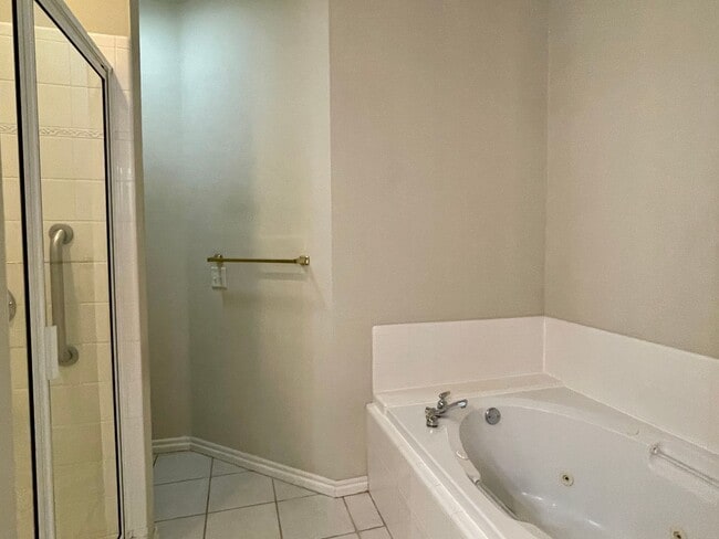 Building Photo - Great 3 Bed 2 Bath Duplex in a Gated Neighborhood!!