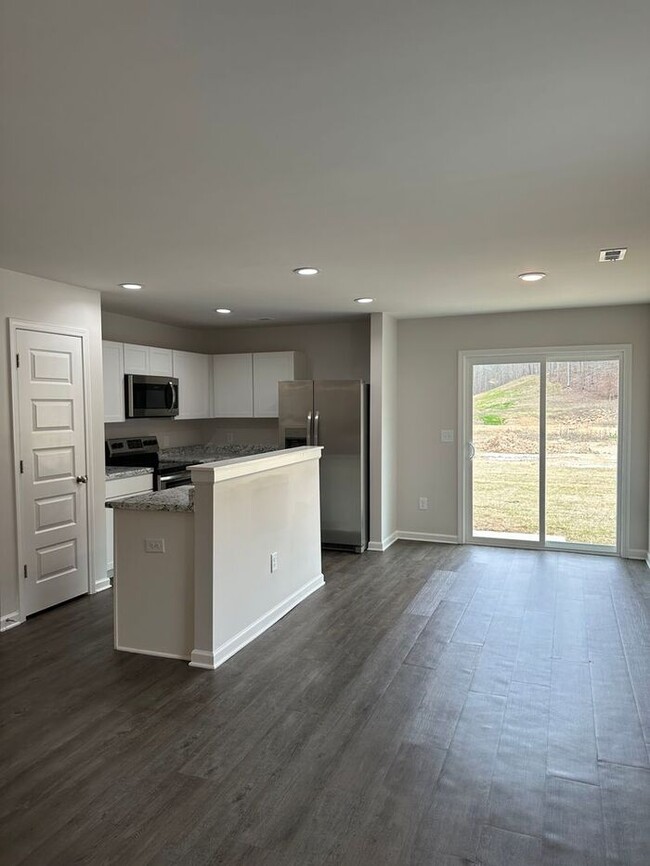 Building Photo - New Year's Promotion! Three Bedroom | Two ...