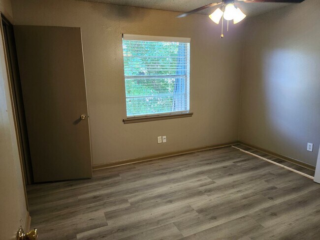 Building Photo - 2B/1B Townhome