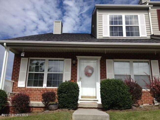 Building Photo - 3 Bedroom 2 Bath Townhouse