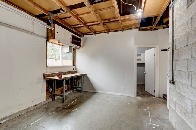 Building Photo - Welcome to this 3 Bed 2 Bath Home Close To...