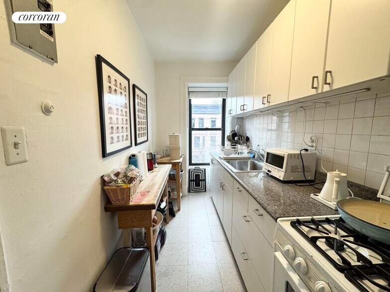 Building Photo - 672 10th St