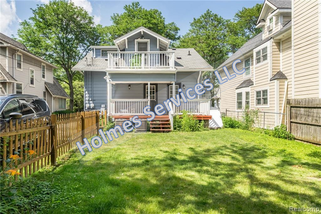 Shared back deck & yard. (Lawn maintenance included in rent.) - 1226 Bird Ave