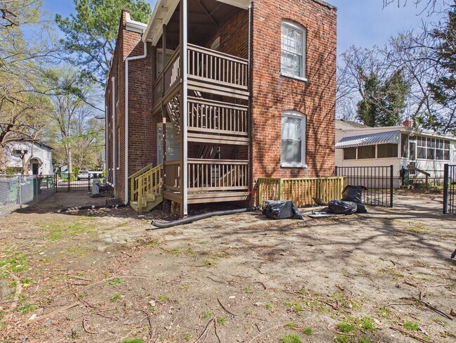 Building Photo - 1703 Oakdale Ave