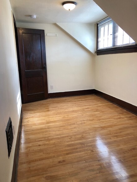 Building Photo - 509 E Vernon Ave