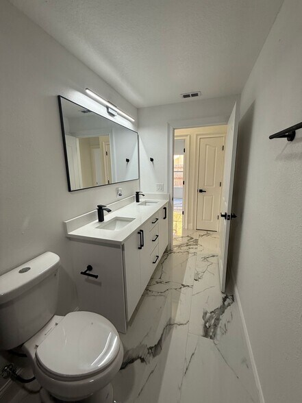 Building Photo - 1608 Ledgestone Dr