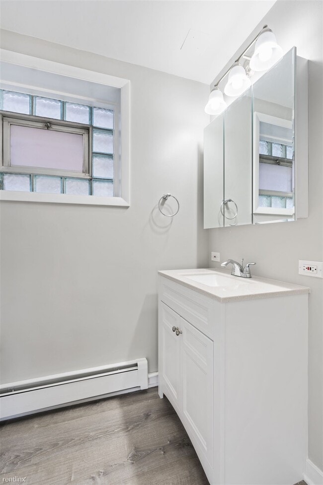 Building Photo - 3 br, 1 bath Triplex - 5358 South Narragan...
