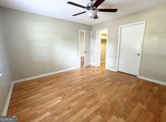Building Photo - 317 Lake View Dr