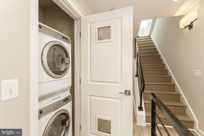 Washer/dryer - 765 Girard St NW