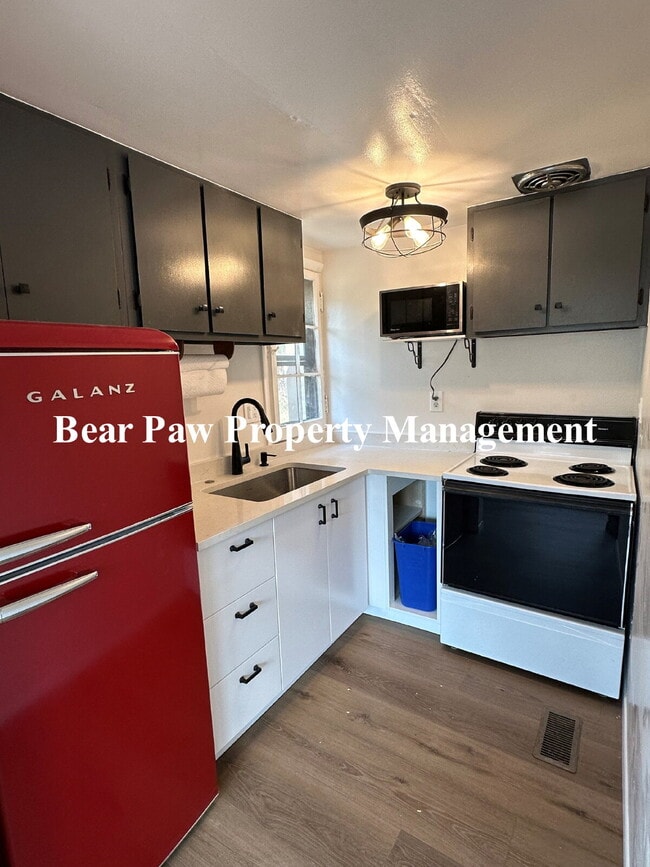 Building Photo - Cute little Home near Downtown Evergreen!!