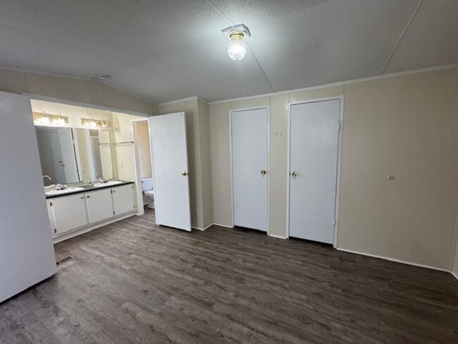 Building Photo - Gordon Road