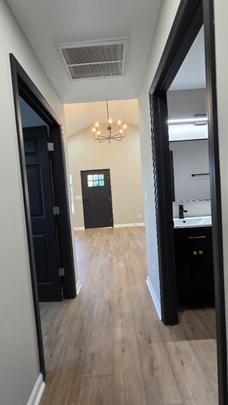 Building Photo - 804 Martin St