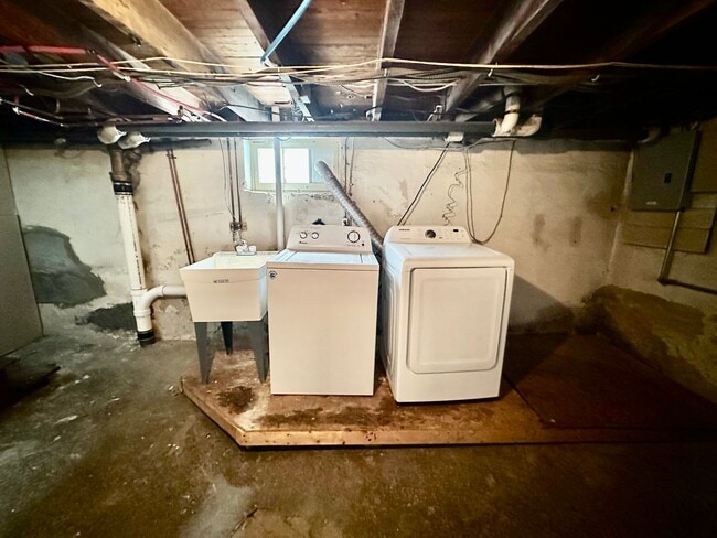 Building Photo - Large end of row 3 bedroom home located in...