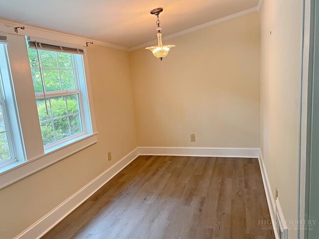 Building Photo - 807 Mt Jefferson Rd