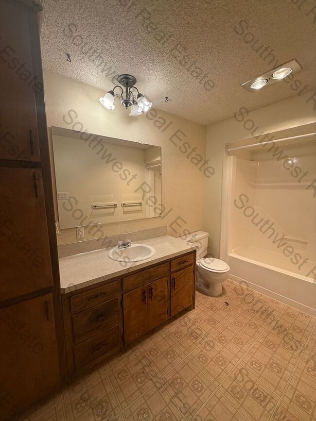 Building Photo - Spacious 2-bedroom 2 baths on the golf course!