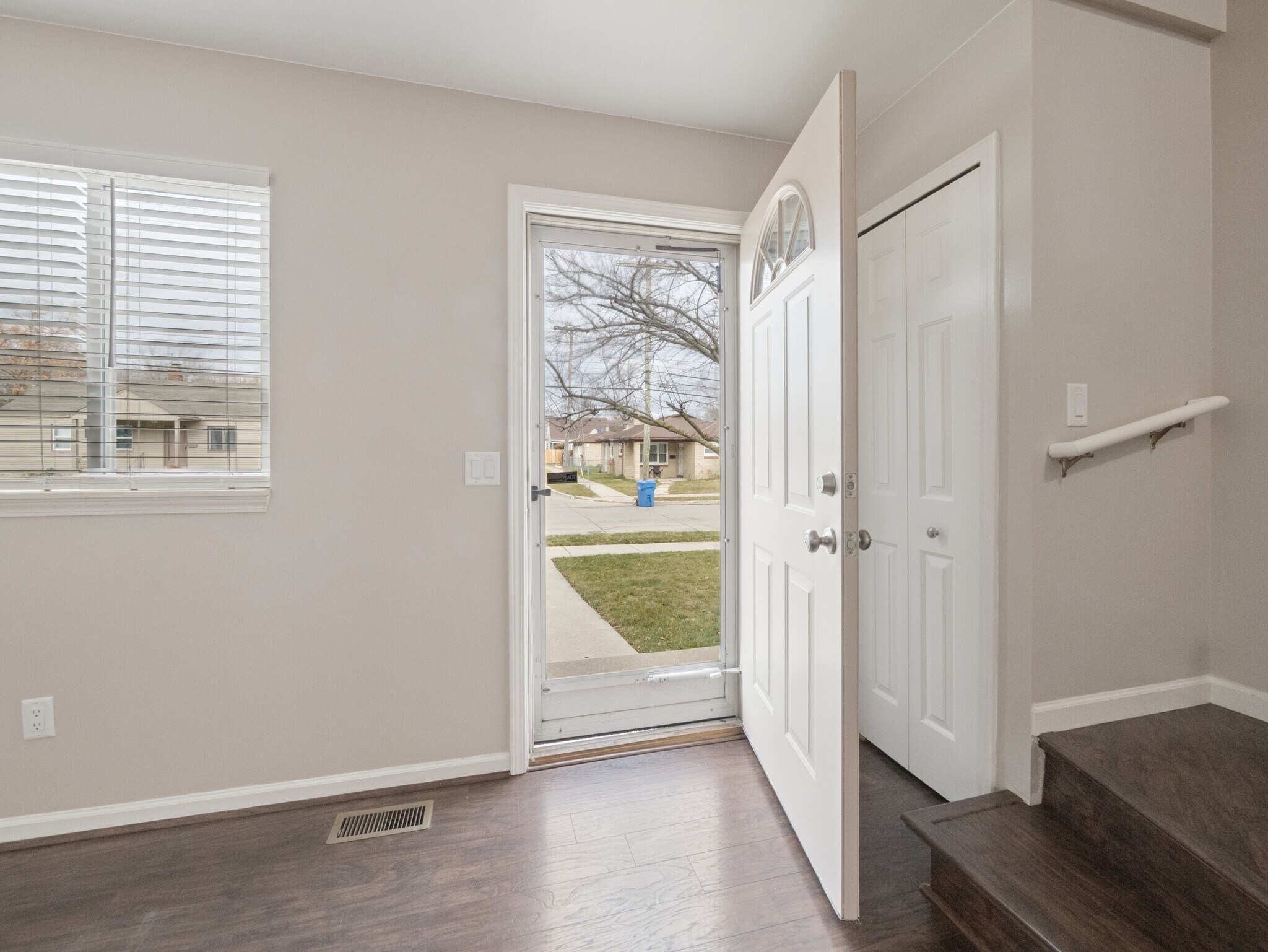 Front door entrance - 8204 Toepfer Rd