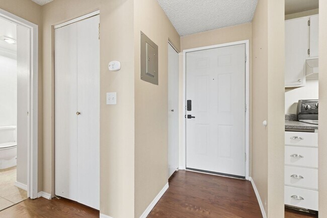 Building Photo - 6121 E 6th Ave