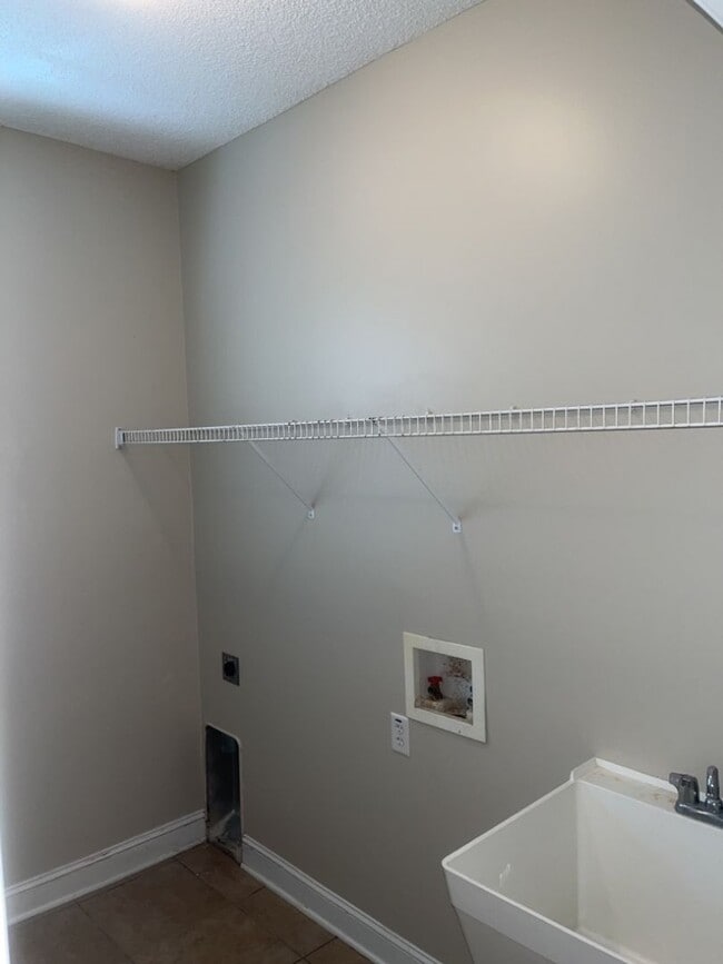 Building Photo - 186 Bristol Way