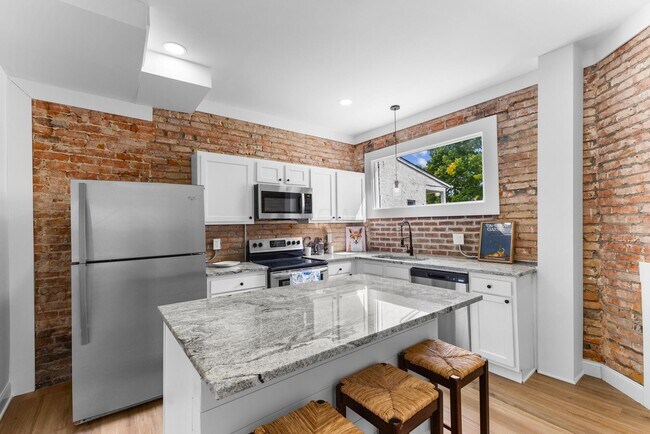 Building Photo - 1399 E Long St