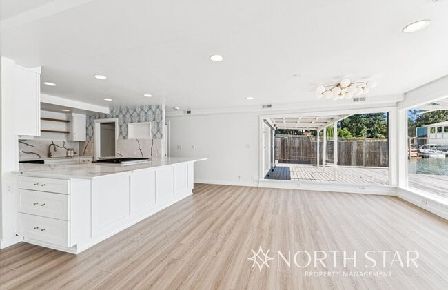 Building Photo - Newly renovated stunning lakefront home.