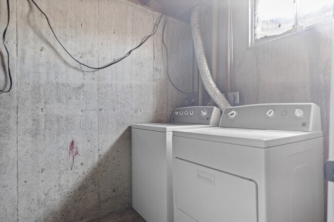 Building Photo - 2250 Billings St